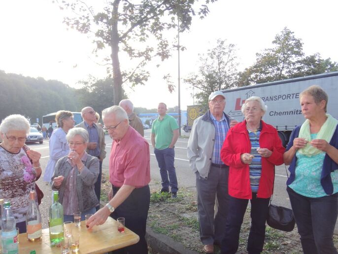 Rast mit Weck, Fleischwurst und Wein